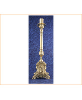 Candelero de bronce con pie cincelado
